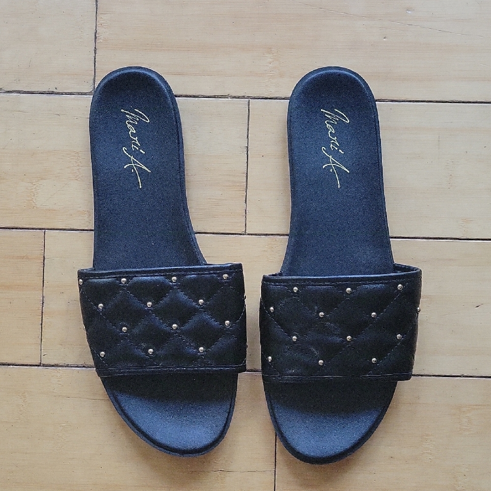 🍍5 for $20 • Mari A • Black With Gold Accent Quilted Slide Sandals
